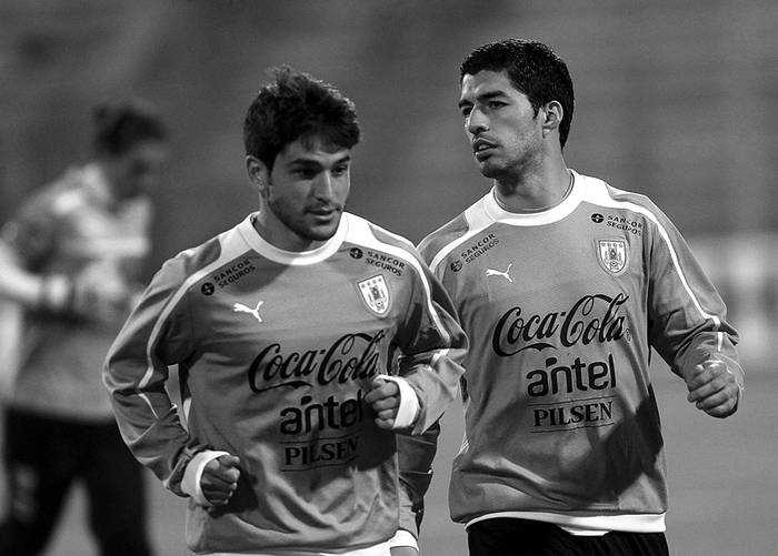 Nicolás Lodeiro y Luis Suárez durante el entrenamiento que la selección hizo ayer en Amman, Jordania. · Foto:  Ahmad Assaf, Efe