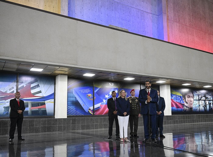 El presidente venezolano, Nicolás Maduro, acompañado de su esposa Cilia Flores, habla con los medios de comunicación en el Tribunal Supremo de Justicia (TSJ) de Venezuela, en Caracas. · Foto: Federico Parra, AFP