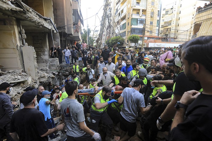 Evacuación de heridos de la escena de un ataque israelí en los suburbios del sur de Beirut. · Foto: AFP