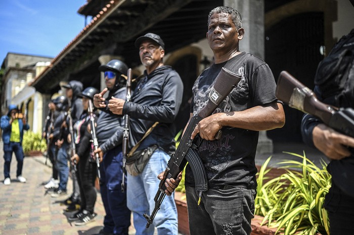 Miembros de la Milicia Nacional Bolivariana participan en un entrenamiento militar en La Guaira, Venezuela, el 8 de octubre. · Foto: Juan Barreto, AFP