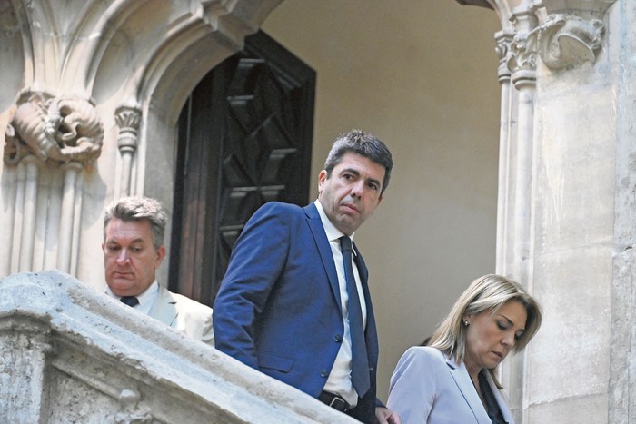 El presidente de la Comunidad Valenciana, Carlos Mazón, acompañado por la vicepresidenta Susana Camarero, luego de anunciar su dimisión en el Palau de la Generalitat de Valencia. · Foto: José Jordan, AFP