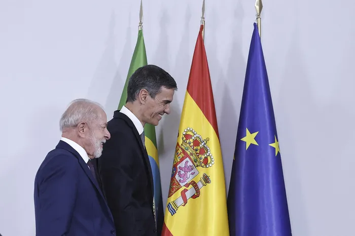 El presidente de Brasil, Luiz Inácio Lula da Silva, y el presidente del Gobierno de España, Pedro Sánchez, tras una rueda de prensa conjunta, en el Palacio de Pedralbes de Barcelona. · Foto: Óscar del Pozo, AFP