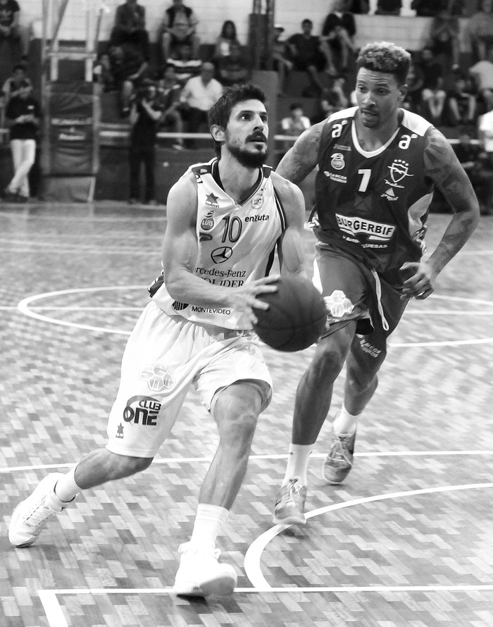 Leandro García Morales, de Hebraica y Macabi, y Jazwin Cowan,
de Malvín. • foto: juan manuel ramos