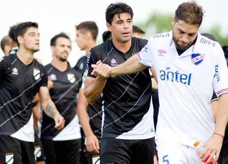 Carlos Grosmüller, de Danubio, y Rafael García, de Nacional, en Jardines del Hipódromo · Foto: Pablo Vignali Carlos Grosmüller, de Danubio, y Rafael García, de Nacional, en Jardines del Hipódromo · Foto: Pablo Vignali