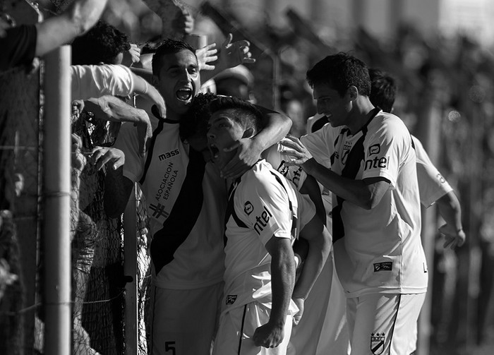 Hinchas y jugadores de Danubio tras el gol de Jonathan Álvez ante Racing, ayer en el Parque Roberto. · Foto: Pedro Rincón