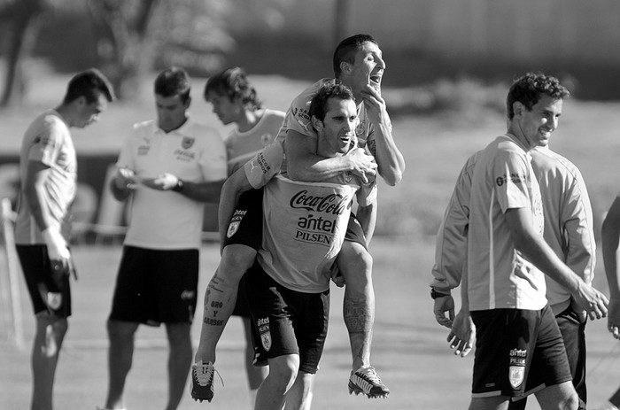 Diego Godín, Cristian Rodríguez y Christian Stuani, ayer, durante el entrenamiento de la selección, en el complejo de la Asociación Uruguaya de Fútbol. · Foto: Nicolás Celaya