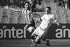Juan Fran, de Atlético de Madrid, y Andrés Scotti, de Nacional, ayer, en el estadio Centenario. / foto: Nicolás Celaya Juan Fran, de Atlético de Madrid, y Andrés Scotti, de Nacional, ayer, en el estadio Centenario. / foto: Nicolás Celaya