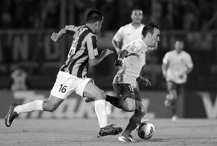 Iván Santillán, de Real Garcilaso, y Vicente Sánchez, de Nacional, anoche en el estadio Centenario.  · Foto: Nicolás Celaya