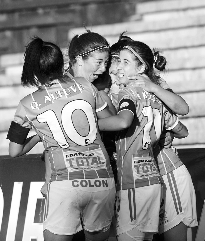 Oriana Altuve, Lorena Graña, Mariana Bertolini y Yamila Badell, tras el primer gol de Colón FC, convertido por Badell. / foto: pablo vignali