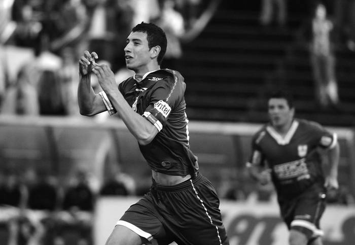 Emilio Zeballos, ayer, tras convertir el gol de Defensor Sporting ante Racing, en el estadio Luis Franzini.  · Foto: Pablo Nogueira