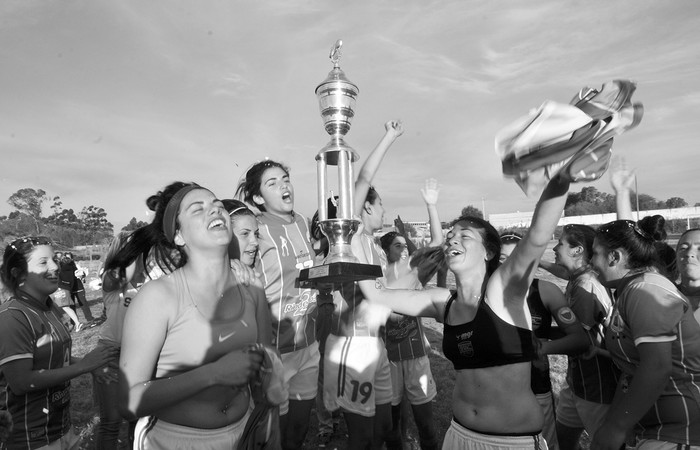 Las jugadoras de Colón Fútbol Club, cuando se coronaron campeonas uruguayas. / foto: federico gutiérrez (archivo, noviembre de 2016)