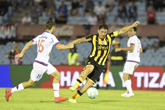 Joaquín Arzura, de Nacional, y Cristian Rodríguez, de Peñarol, durante el clásico por la Supercopa.  · Foto: Sandro Pereyra