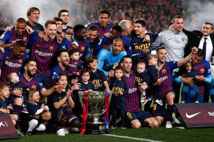 Los jugadores de Barcelona tras la obtención del vigésimosexto título de La Liga, en el estadio Camp Nou, en Barcelona. · Foto: Pau Barrena