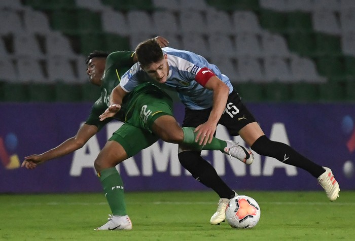 Layonel Figueroa, de Bolivia, y Facundo Waller, de Uruguay, en el estadio Centenario, de Armenia, Colombia. · Foto: Juan Barreto, AFP Layonel Figueroa, de Bolivia, y Facundo Waller, de Uruguay, en el estadio Centenario, de Armenia, Colombia. · Foto: Juan Barreto, AFP