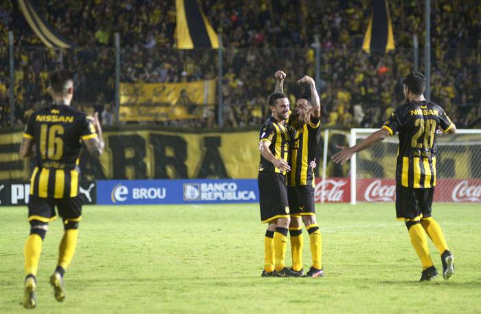 Lucas Hernández y Fabián Estoyanoff, festejan el tercer gol de Peñarol a Juventud.


 · Foto: Andrés Cuenca
