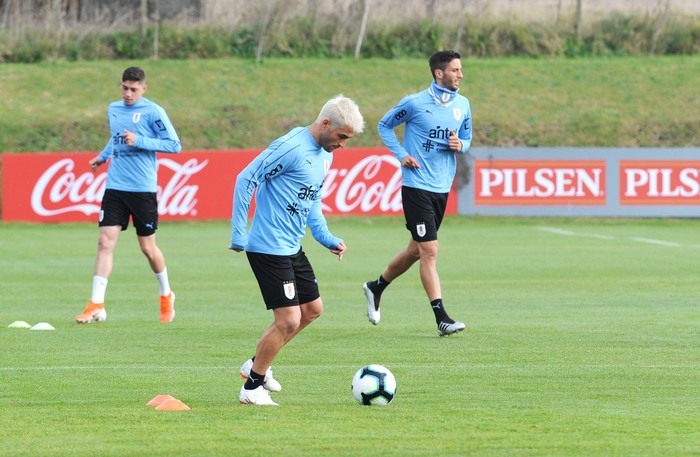 Nicolás Lodeiro, Federico Valverde y Rodrigo Bentancur, durante el entrenamiento del viernes, en el Complejo Uruguay Celeste. · Foto: Federico Gutiérrez