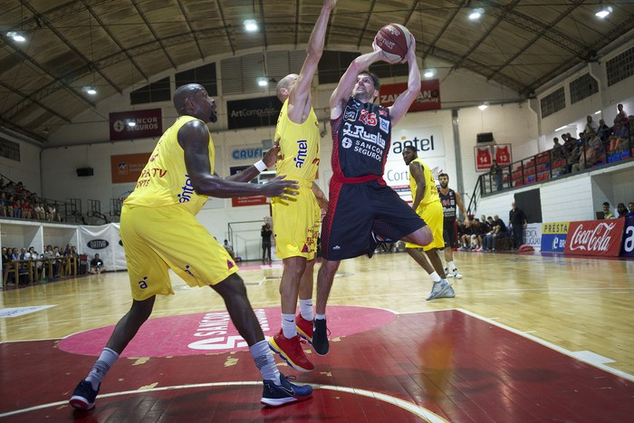 Callistus Eziukwu y Marcos Marotta, de Trouville, y Abel Agarbado, de Olimpia, el viernes, en el gimnasio de Trouville.  · Foto: Mariana Greif