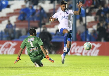 Nicola Pérez7, arquero de Progreso, y Kevin Ramírez, en la jugada del primer gol de Nacional, el sábado en el Parque Central. · Foto: Sandro Pereyra Nicola Pérez7, arquero de Progreso, y Kevin Ramírez, en la jugada del primer gol de Nacional, el sábado en el Parque Central. · Foto: Sandro Pereyra