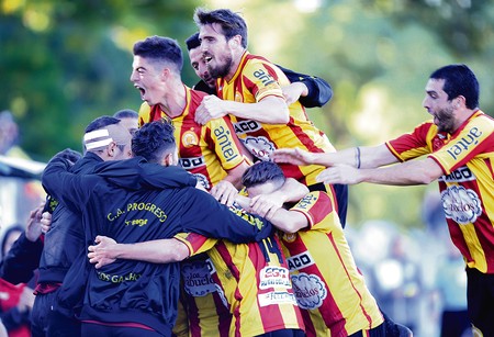 Los jugadores de Progreso tras el cuarto gol de su equipo con Peñarol, convertido por Alexander Rosso. · Foto: Iván Franco Los jugadores de Progreso tras el cuarto gol de su equipo con Peñarol, convertido por Alexander Rosso. · Foto: Iván Franco