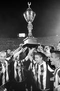 Los jugadores de Peñarol con el trofeo del Torneo Apertura que lograron ayer tras vencer a Juventud en el estadio Centenario. 