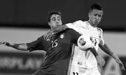 Demetrio Steffe, de Italia, y Franco Acosta, de Uruguay, durante el partido jugado en el estadio Emiratos, en Ras al Khaimah, por el Mundial sub 17, en Emiratos Árabes Unidos. 