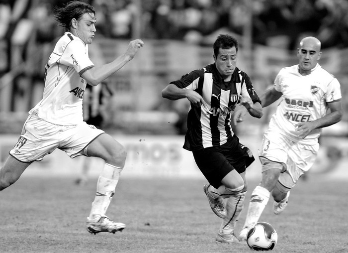 Sebastián Coates, Alejandro Martinuccio y Raúl Ferro, durante el clásico del Campeonato Clausura, en el Estadio Centenario. (archivo, abril de 2010) · Foto: Sandro Pereyra