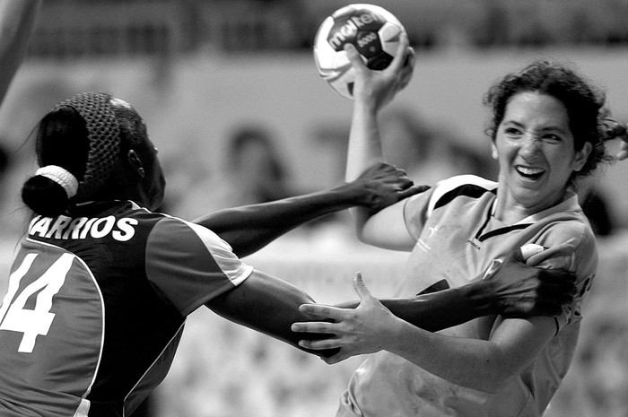 Martina Barreiro, del equipo de handball de Uruguay, durante el partido con Cuba, ayer, en los Juegos Panamericanos 2015, en Toronto, Canadá. Foto: Gerardo Correa