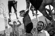 Sirios saltan cercas fronterizas para ingresar ilegalmente en territorio turco, el 14 de junio. Foto: Bulent Kilic, Afp