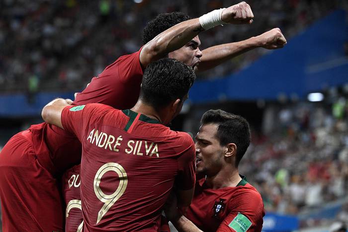 Jugadores de Portugal festejan el primer gol en el partido de ayer ante Irán.  · Foto: Filippo Monteforte, AFP