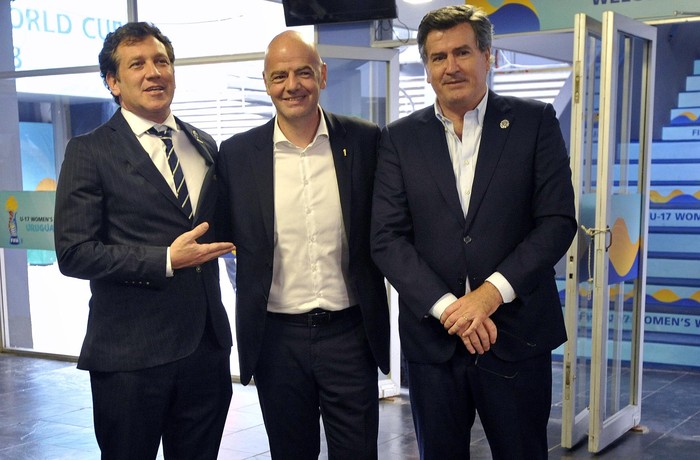 Alejandro Domínguez, Gianni Infantino y Pedro Bordaberry, el sábado, en el estadio Charrúa. · Foto: Federico Gutiérrez