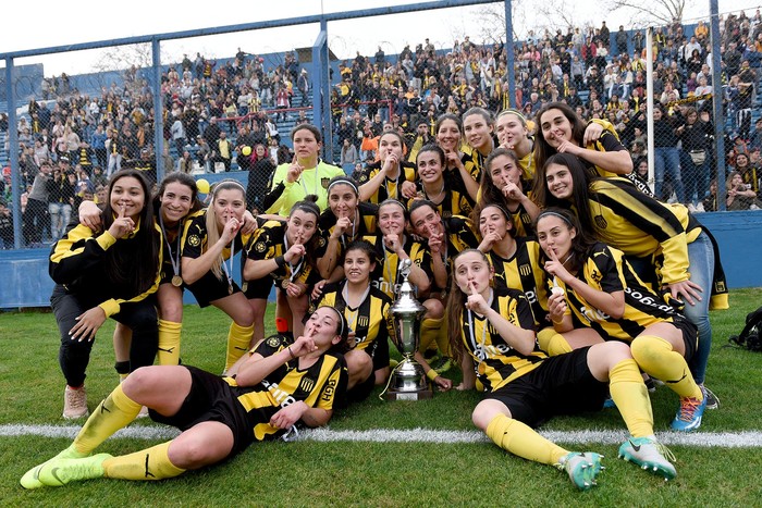 Las jugadoras de Peñarol festejan al final del partido con Nacional, el sábado, en el Gran Parque Central.  · Foto: Fernando Morán