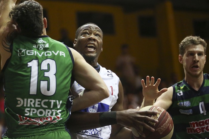 Mauro Zubiaurre y Mateo Suarez de Urunday y Eric Dawson de Defensor Sporting en la cancha de Larre Borges.
 · Foto: .