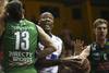 Mauro Zubiaurre y Mateo Suarez de Urunday y Eric Dawson de Defensor Sporting en la cancha de Larre Borges.
· Foto: Ernesto Ryan Mauro Zubiaurre y Mateo Suarez de Urunday y Eric Dawson de Defensor Sporting en la cancha de Larre Borges.
· Foto: Ernesto Ryan
