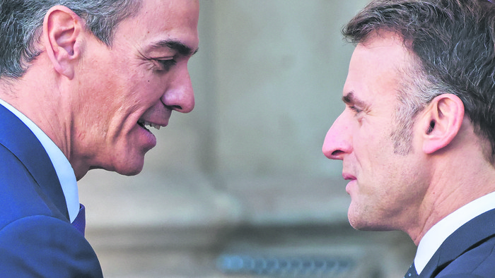 Pedro Sánchez y Emmanuel Macron, el 6 de enero, en París. Foto: Ludovic Marin / AFP