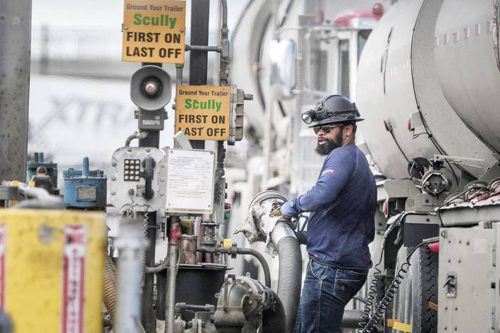 Descarga de petróleo crudo en la refinería Marathon en Salt Lake City, Utah, Estado Unidos, el 24 de mayo. · Foto: George Frey / Getty / AFP