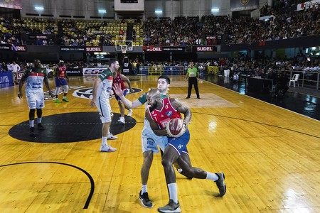 Anthony Dandridge, de Nacional, y Federico Pereiras, de Aguada, en la segunda semifinal de la Liga Uruguaya de Básquetbol, en el Palacio Peñarol. · Foto: Mariana Greif Anthony Dandridge, de Nacional, y Federico Pereiras, de Aguada, en la segunda semifinal de la Liga Uruguaya de Básquetbol, en el Palacio Peñarol. · Foto: Mariana Greif