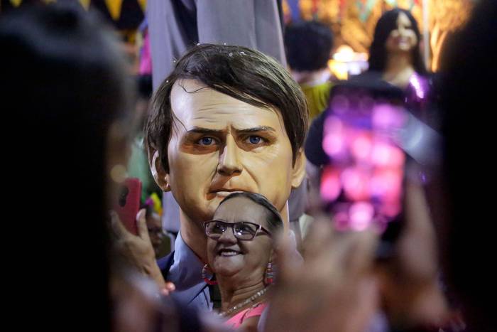 Representación de Jair Bolsonaro, durante el desfile de carnaval por las calles de Recife.

 · Foto: Leo Malafaia, AFP