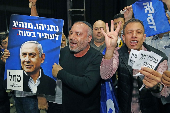 Paridarios de Benjamin Netanyahu, ayer, en la sede electoral del Likud, en Tel Aviv, Israel.

 · Foto: Jack Guez, AFP