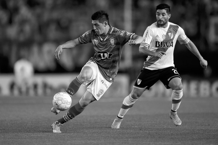 Cristian Espinoza (i), de Huracán, y Milton Casco, de River Plate, durante el partido de semifinales de la Copa Sudamericana, ayer en Buenos Aires. Foto: Juan Ignacio Roncoroni, Efe Cristian Espinoza (i), de Huracán, y Milton Casco, de River Plate, durante el partido de semifinales de la Copa Sudamericana, ayer en Buenos Aires. Foto: Juan Ignacio Roncoroni, Efe