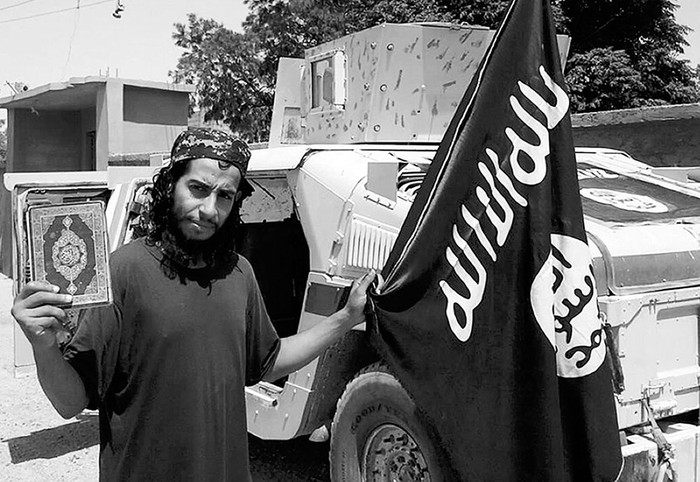 Abdelhamid Abaaoud, presunto autor intelectual de los atentados de París, ha sido identificado entre los muertos en una redada de la Policía. Foto: Dabiq, AFP
