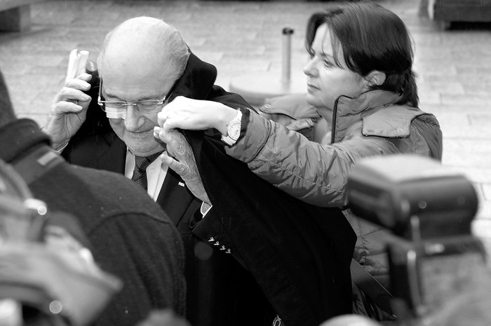 Joseph Blatter, ex presidente de la FIFA, y su hija Corinne se retiran tras dar una rueda de prensa
en el hotel Sonnenberg, ayer en Zúrich, Suiza. Foto: Walter Bieri, Efe