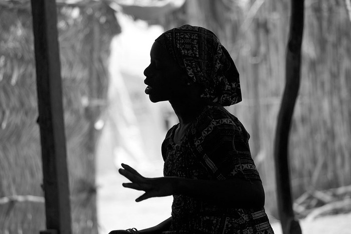 Fati, nigeriana de 15 años que fue secuestrada por Boko Haram y obligada a ser la esposa de un hombre durante cuatro meses, hasta que fue liberada por soldados cameruneses, el 5 de abril en un campo de refugiados. Foto: Karel Prinsloo, AFP