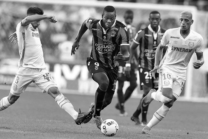 Mario Balotelli (c), de Niza, y Adrien Thomasson (i), de Nantes, ayer, en el estadio Allianz Riviera de Niza, Francia. Foto: Valéry Hache, AFP