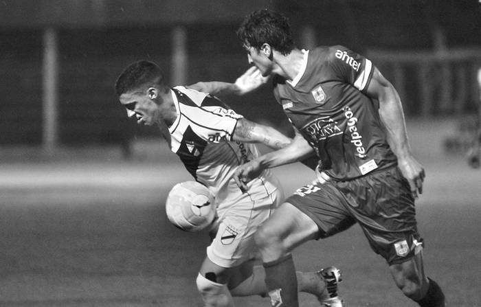 Emiliano Ghan, de Danubio, y Andrés Lamas, de Defensor Sporting, el sábado en el estadio Franzini. Foto: Federico Gutiérrez