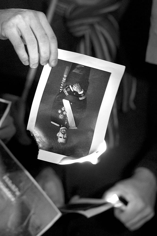 Miembros del partido Candidatura de Unidad Popular queman fotos del rey Felipe de España durante una manifestación antimonárquica, ayer, en Barcelona. Foto: Josep Lago, AFP