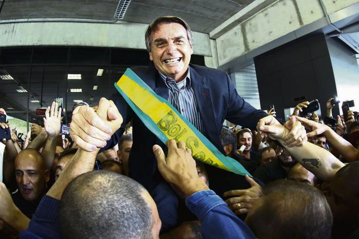 Jair Bolsonaro, diputado de los frentes parlamentarios de Seguridad Pública y Evangélico, durante un acto, el 28 de marzo, en el aeropuerto internacional Afonso Pena, en Curitiba, Brasil. Foto: Heuler Andrey, AFP