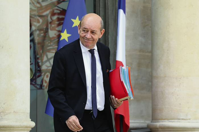Jean-Yves Le Drian, ministro de Asuntos Exteriores francés, deja el Palacio Presidencial, ayer, en París.
 · Foto: Ludovic Marin