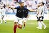 El francés Kylian Mbappé, festeja después de anotar un gol a Argentina, el sábado, en el Kazán Arena de Rusia. El francés Kylian Mbappé, festeja después de anotar un gol a Argentina, el sábado, en el Kazán Arena de Rusia.