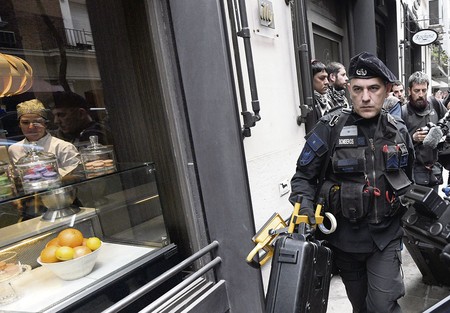 Agentes de la Policía Federal llegan a una propiedad de la ex presidenta argentina Cristina Fernández, ayer, en el barrio Recoleta, Buenos Aires. · Foto: Juan Mabromatta Agentes de la Policía Federal llegan a una propiedad de la ex presidenta argentina Cristina Fernández, ayer, en el barrio Recoleta, Buenos Aires. · Foto: Juan Mabromatta