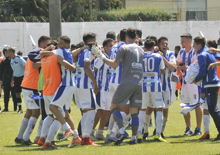 Los jugadores de Juventud festejan el ascenso a la A, el sábado, el el Parque Artigas, en Las Piedras. · Foto: Federico Gutiérrez